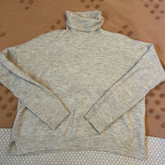 Garage light beige turtle neck loose sweater - size M - Picture 2 of 3